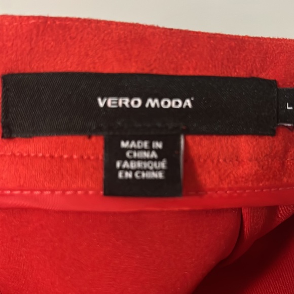 Very Moda Faux suede skirt in a beautiful shade of red. - Picture 6 of 7